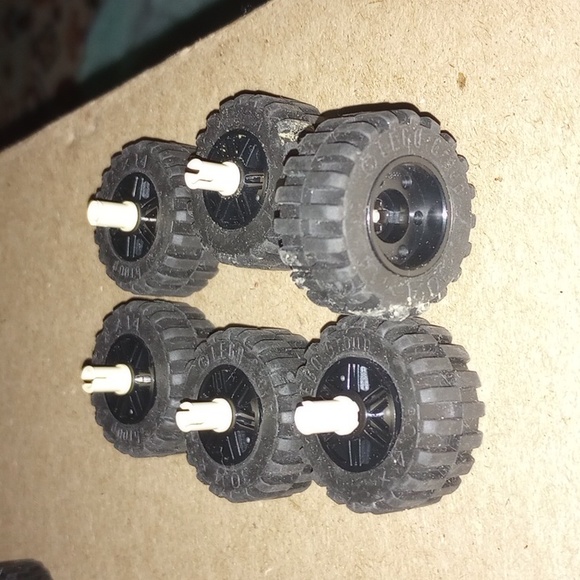 Lego Tires and Wheel rims/hubs lot official Lego no fakes - Picture 2 of 3